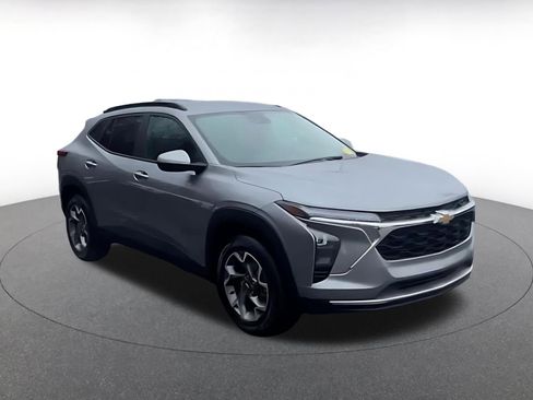 Used 2025 Chevrolet Trax LT image 3