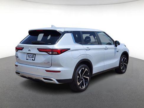 New 2025 Mitsubishi Outlander SE image 3