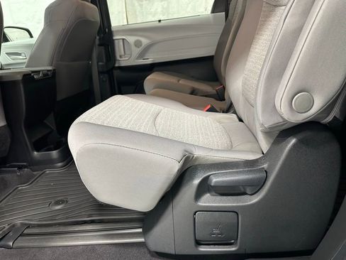 Used 2025 Toyota Sienna LE image 46