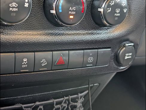 Used 2016 Jeep Wrangler Unlimited Rubicon w/ Connectivity Group AWD/4WD image 15