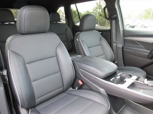 Used 2025 Buick Enclave Preferred image 8