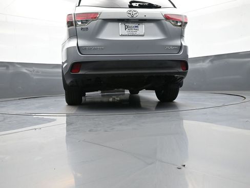 Certified 2016 Toyota Highlander XLE AWD/4WD image 33