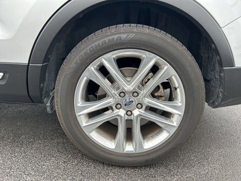 Used 2017 Ford Explorer Limited w/ Equipment Group 301A FWD image 12