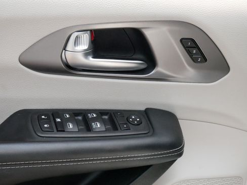 Used 2023 Chrysler Pacifica Touring-L FWD image 19