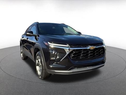 Used 2025 Chevrolet Trax LT w/ LT Convenience Package image 3