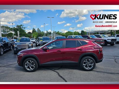 Used 2025 Chevrolet Trax LT w/ LT Convenience Package FWD image 8