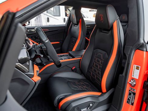 Used 2025 Lamborghini Urus SE AWD/4WD image 14