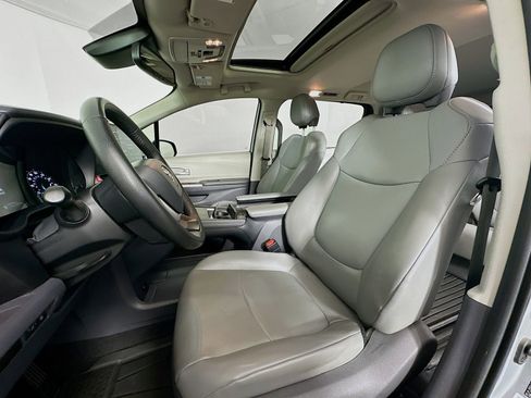 Used 2021 Toyota Sienna XLE AWD/4WD image 21