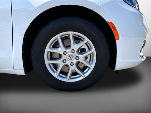 Used 2024 Chrysler Pacifica Touring-L FWD image 33