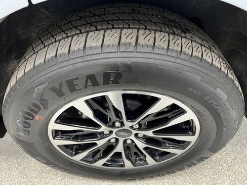 Used 2025 Ford Expedition Platinum image 17