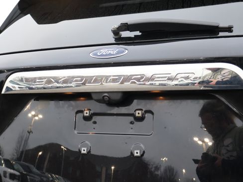 Used 2022 Ford Explorer XLT w/ Equipment Group 202A image 18