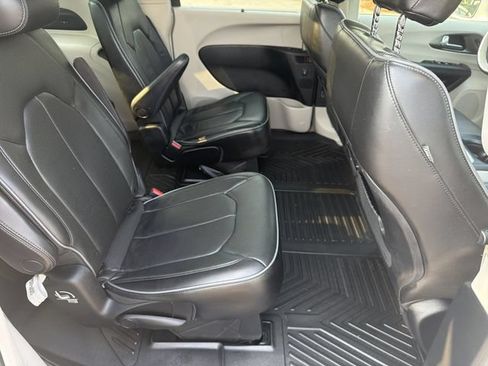 Used 2019 Chrysler Pacifica Limited FWD image 17