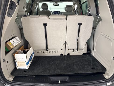 Used 2016 Chrysler Town & Country Touring w/ Driver Convenience Group image 24