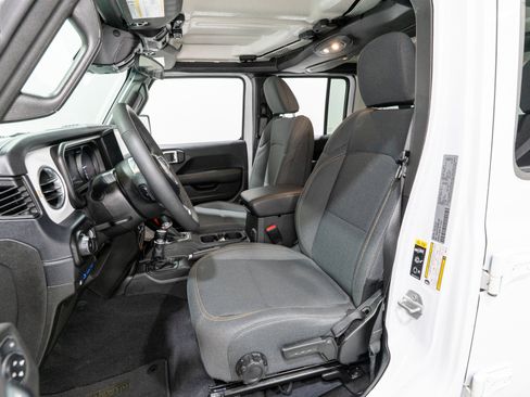 Used 2025 Jeep Wrangler Sahara image 14