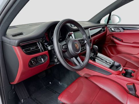 Certified 2024 Porsche Macan AWD/4WD image 4
