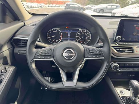 Used 2024 Nissan Altima 2.5 SV image 11