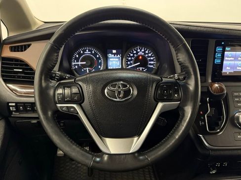 Used 2015 Toyota Sienna Limited image 39