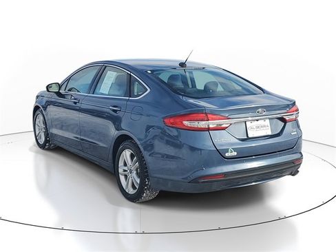 Used 2018 Ford Fusion SE w/ Fusion SE Technology Package image 3