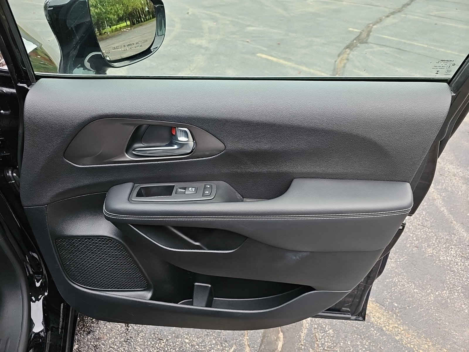 Used 2025 Chrysler Pacifica Select FWD image 16
