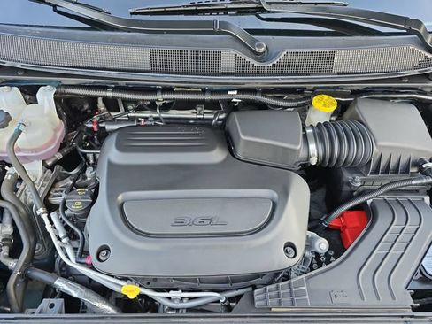 Used 2024 Chrysler Pacifica Touring-L FWD image 28