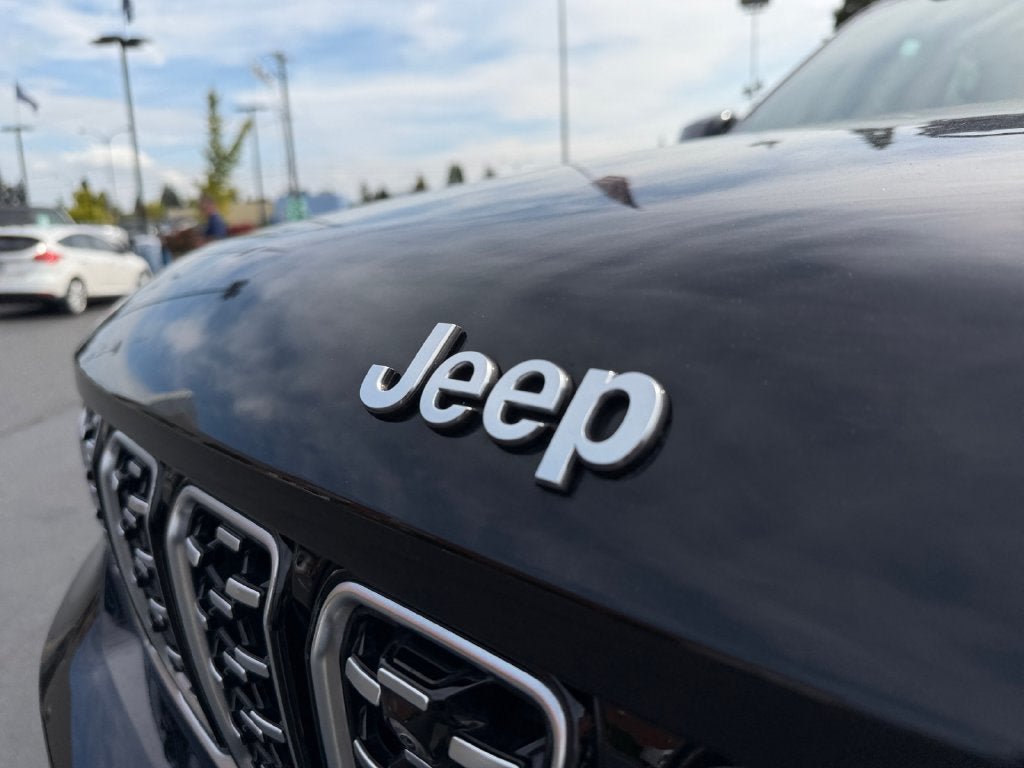 Used 2023 Jeep Grand Cherokee L Summit AWD/4WD image 29