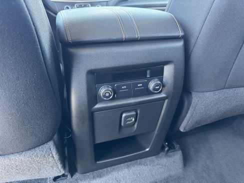 Used 2020 Chevrolet Traverse LT image 34