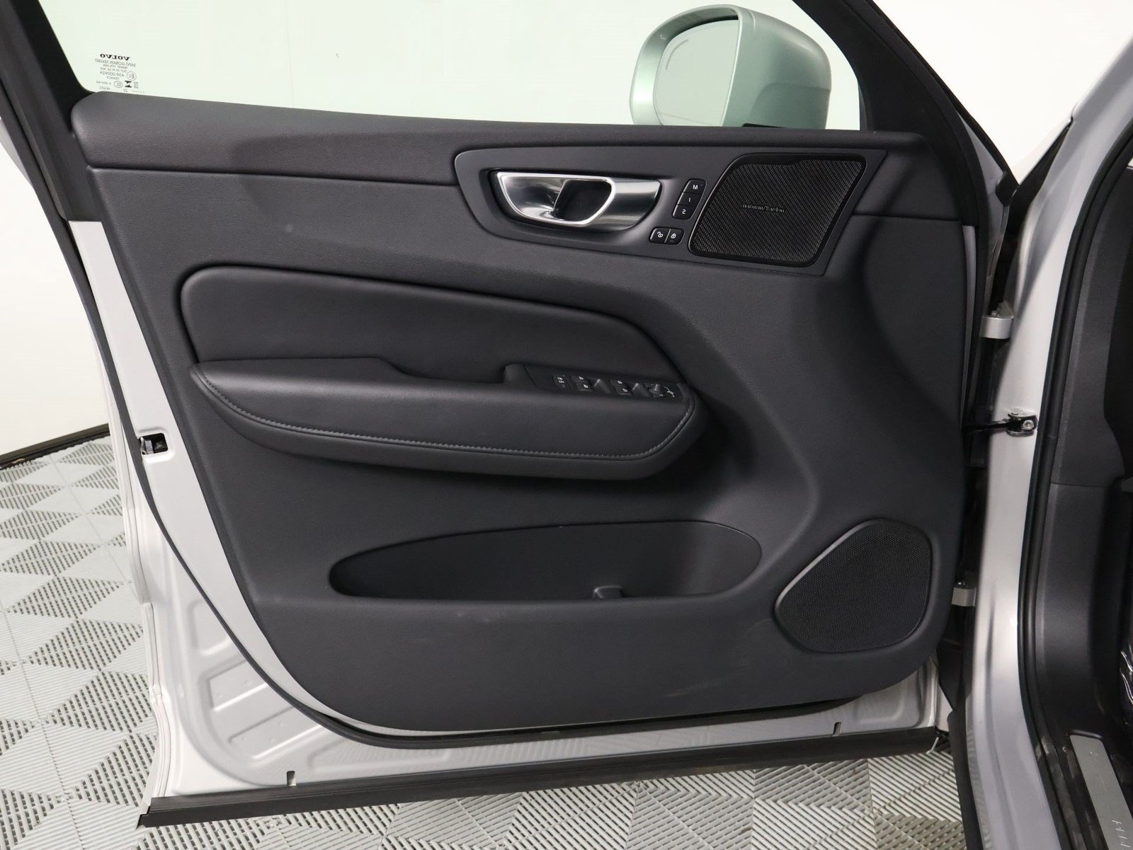 Certified 2023 Volvo XC60 T8 Plus AWD/4WD image 17