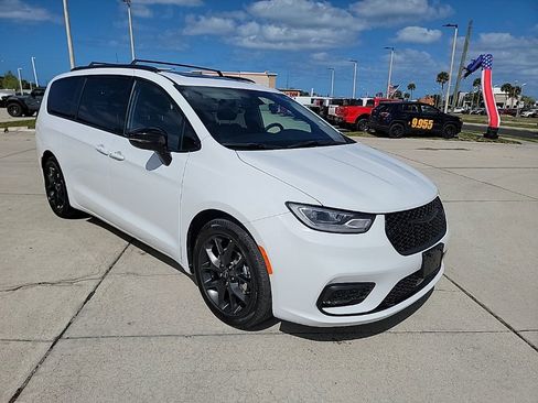 Used 2025 Chrysler Pacifica Limited image 7