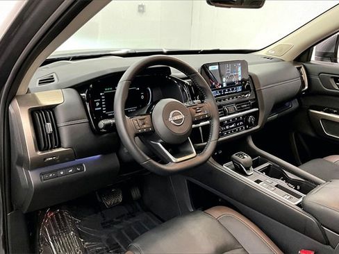 Used 2025 Nissan Pathfinder Platinum image 13