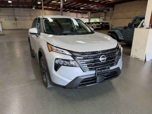 Used 2025 Nissan Rogue SV AWD/4WD image 6