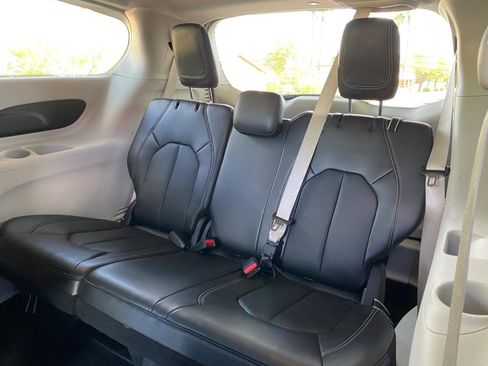 Used 2024 Chrysler Pacifica Limited FWD image 34