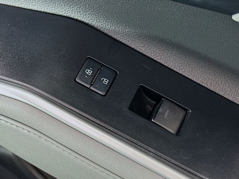 Used 2022 Toyota Highlander XLE FWD image 29