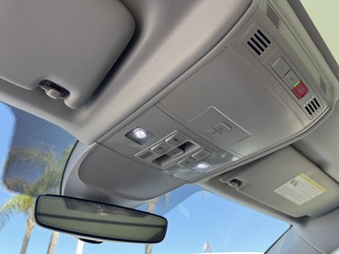 Used 2024 Volkswagen Taos SE image 31