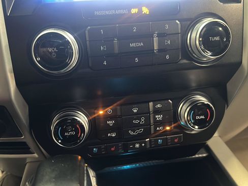 Used 2019 Ford F150 Lariat w/ Equipment Group 502A Luxury AWD/4WD image 21