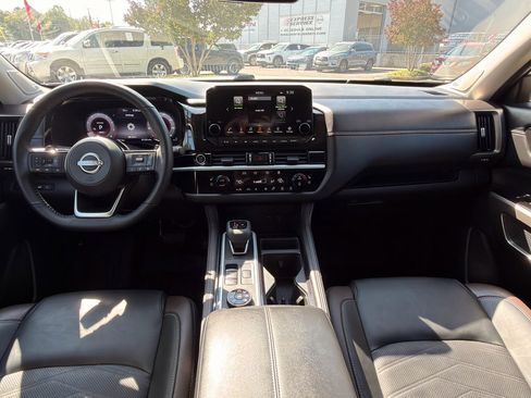 Certified 2024 Nissan Pathfinder Platinum w/ Black Appearance Package AWD/4WD image 12