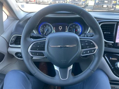 Used 2024 Chrysler Pacifica Touring-L FWD image 23