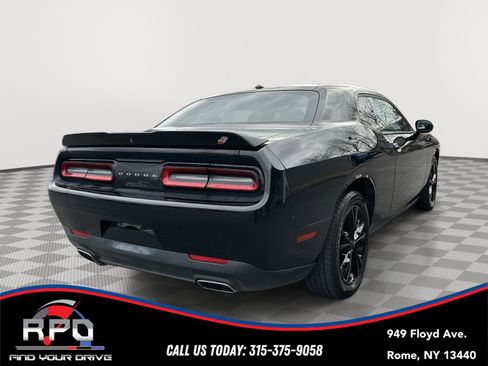Used 2021 Dodge Challenger SXT image 5