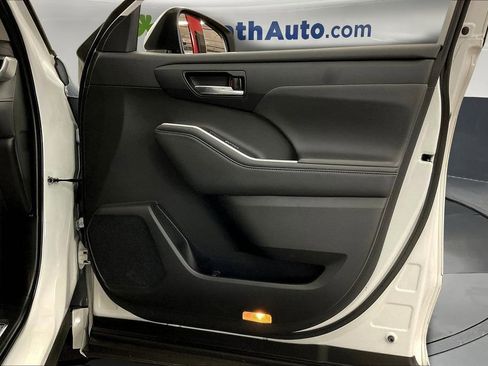 Used 2022 Toyota Highlander XLE image 27