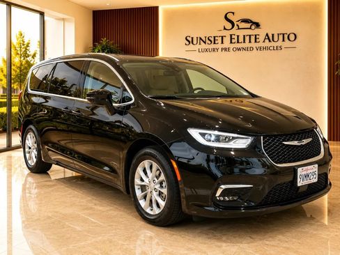 Used 2026 Chrysler Pacifica Limited FWD image 3