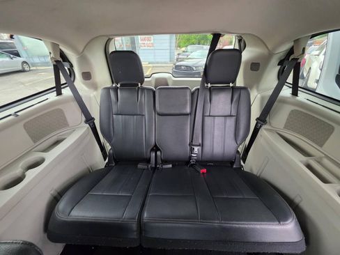 Used 2016 Chrysler Town & Country Touring FWD image 19