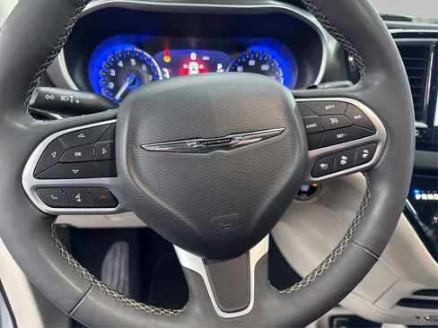 Used 2024 Chrysler Pacifica Touring-L FWD image 26