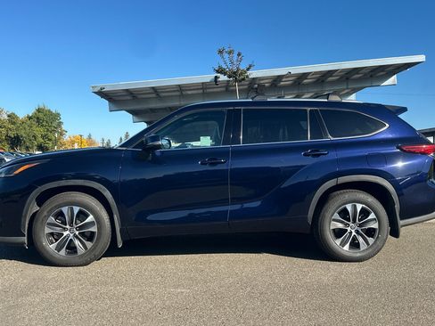 Used 2021 Toyota Highlander XLE image 7