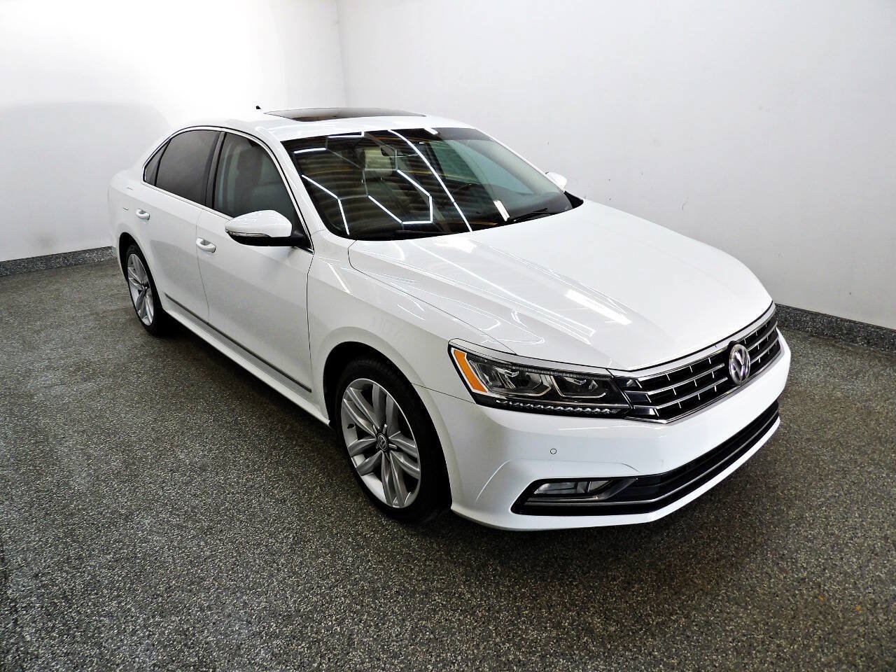 Used 2017 Volkswagen Passat 1.8T SE FWD image 3
