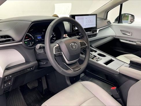 Used 2025 Toyota Sienna XLE image 14