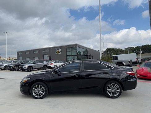 Used 2017 Toyota Camry LE image 3