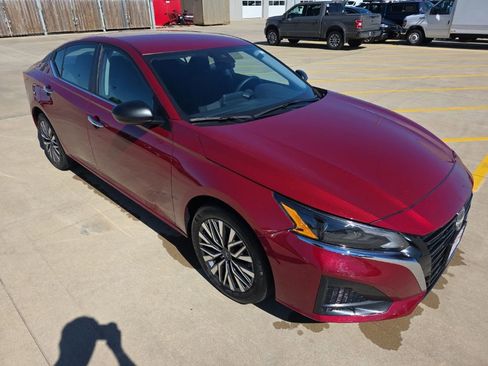 Used 2025 Nissan Altima 2.5 SV FWD image 3