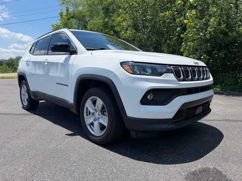 Used 2022 Jeep Compass Latitude w/ Convenience Group AWD/4WD image 2