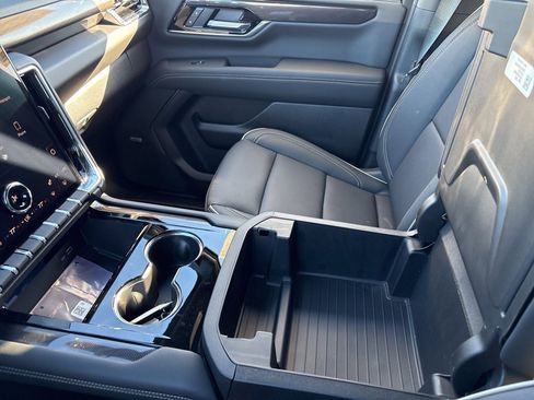 New 2026 GMC Yukon Elevation image 32