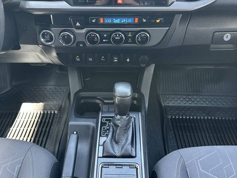 Used 2017 Toyota Tacoma TRD Off-Road AWD/4WD image 31