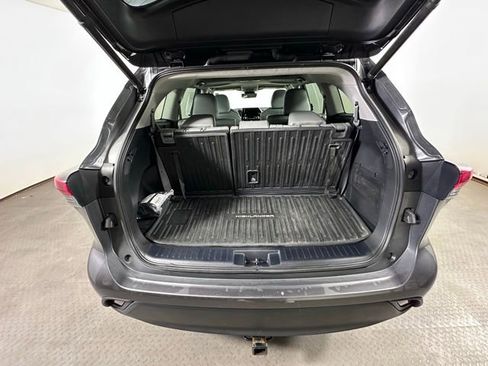 Used 2023 Toyota Highlander XLE AWD/4WD image 14